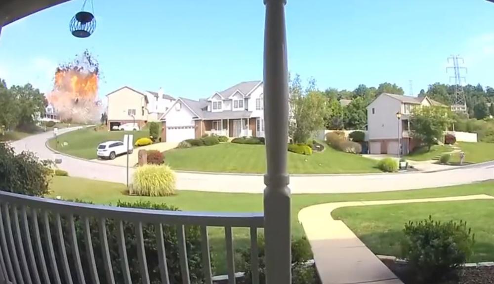 網上流傳影片顯示,一間房屋突然爆炸,爆炸威力猛烈,衝擊波牽連附近房屋。(X)