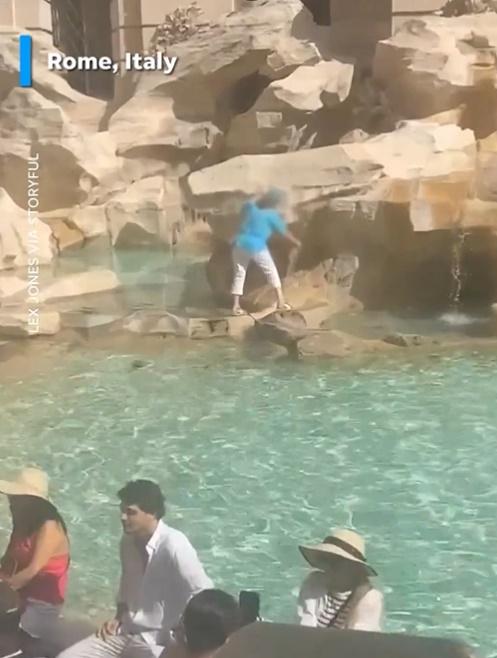 日前一名國籍不明的遊客,突然闖入特雷維噴泉範圍。(X)
