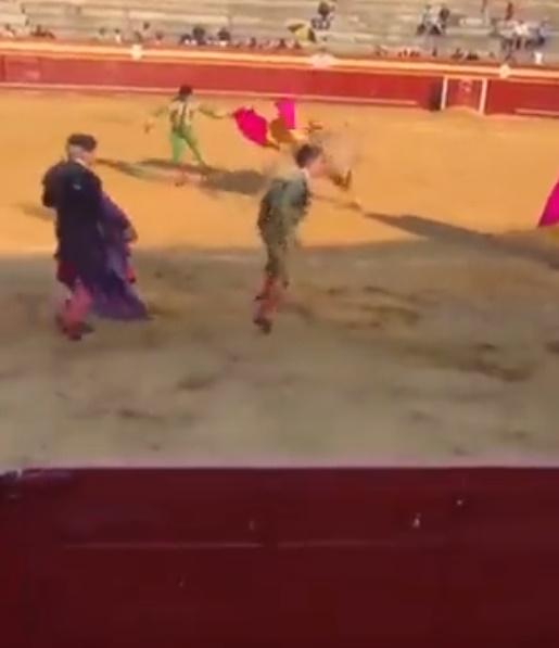 可見他按著臀部明顯感到不適。(X)