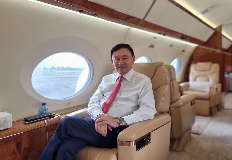 泰國前總理他信結束流亡回國,料將被送法院。(FB)