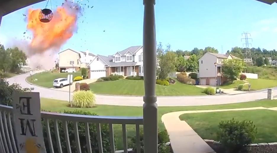 網上流傳影片顯示,一間房屋突然爆炸,爆炸威力猛烈,衝擊波牽連附近房屋。(X)