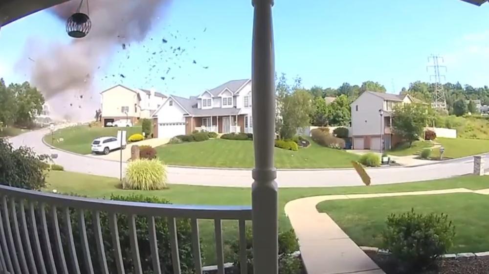 網上流傳影片顯示,一間房屋突然爆炸,爆炸威力猛烈,衝擊波牽連附近房屋。(X)