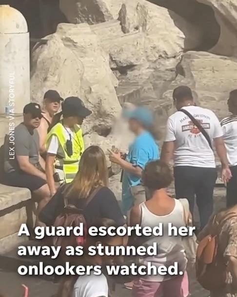 警衛人員隨即吹哨制止,並還與該名遊客對話。(X)