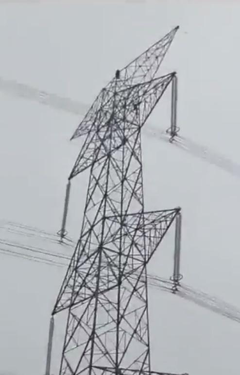 2人就這樣在高空中僵持不下,險象環生。(X)