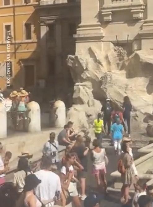 遊客最後被警衛帶走。(X)