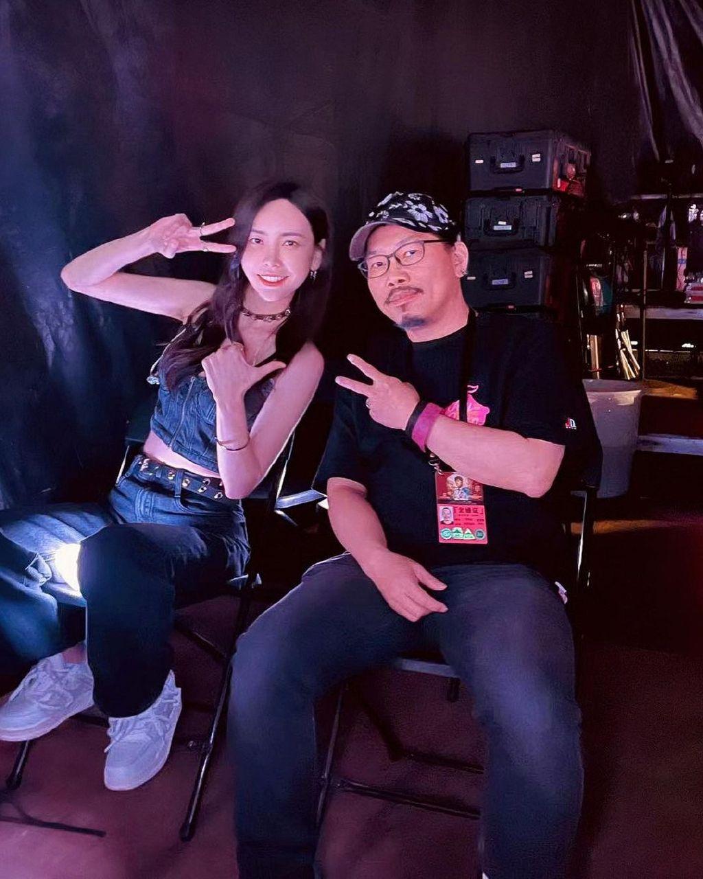 女歌手于文文與方文山合照。(于文文微博)