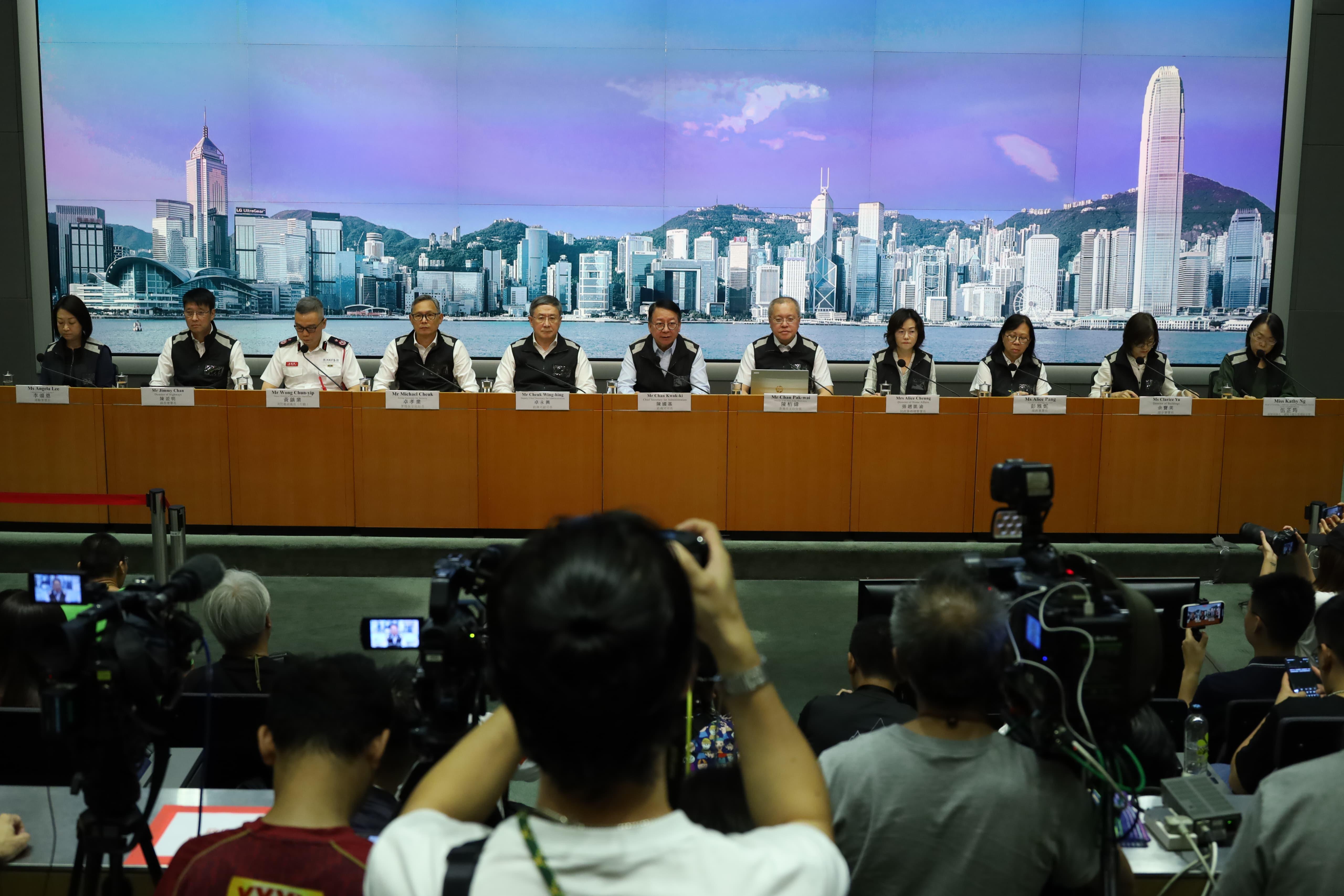 政府宣布,明日凌晨2時至5時改掛八號風球,全港學校停課一日。(鍾式明攝)