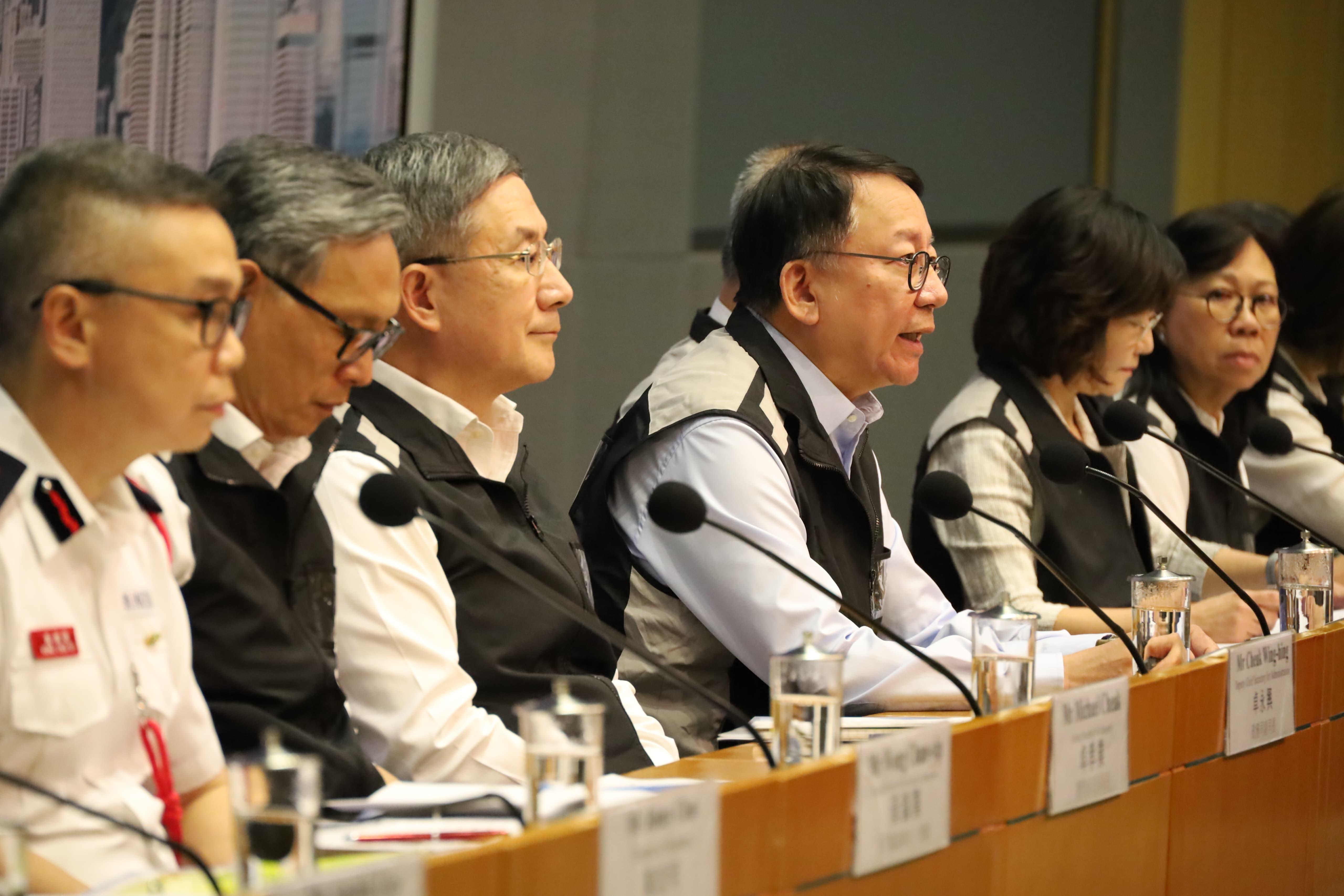 政府宣布,明日凌晨2時至5時改掛八號風球,全港學校停課一日。(鍾式明攝)