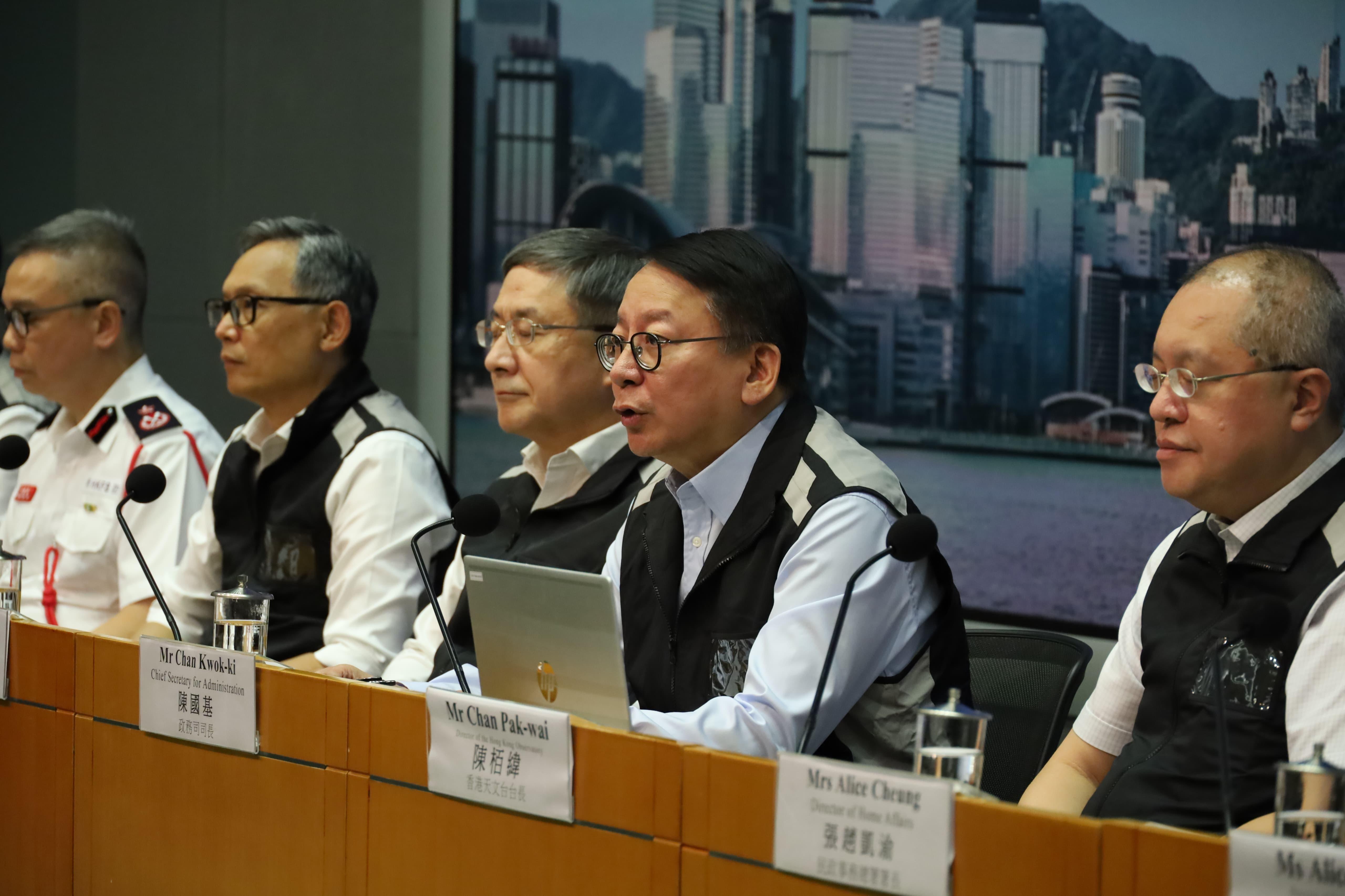 政府宣布,明日凌晨2時至5時改掛八號風球,全港學校停課一日。(鍾式明攝)