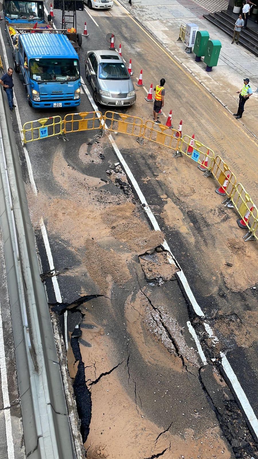 事後馬路佈滿泥濘,行車線上出現一個大洞。(網上圖片)