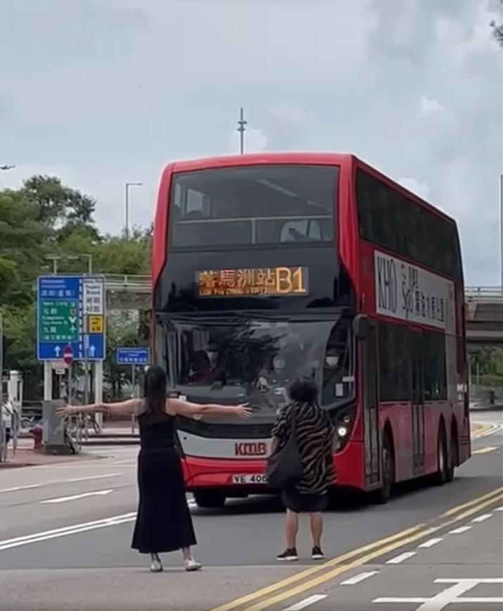 黑衣女子張開雙手,不讓一輛滿座的九巴開走。(網片截圖)