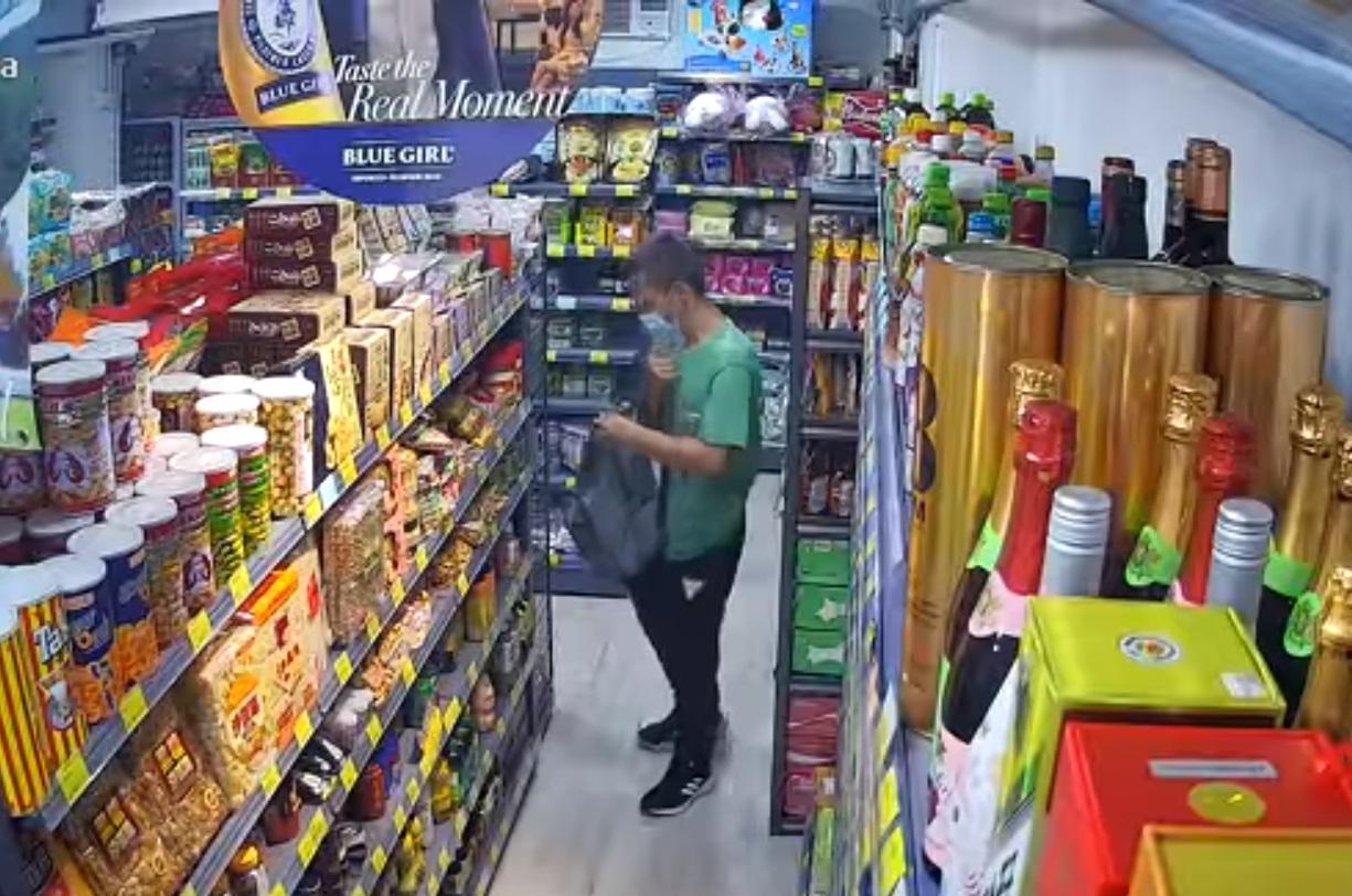 男子拉上背囊拉鏈,準備離開。(網片截圖)