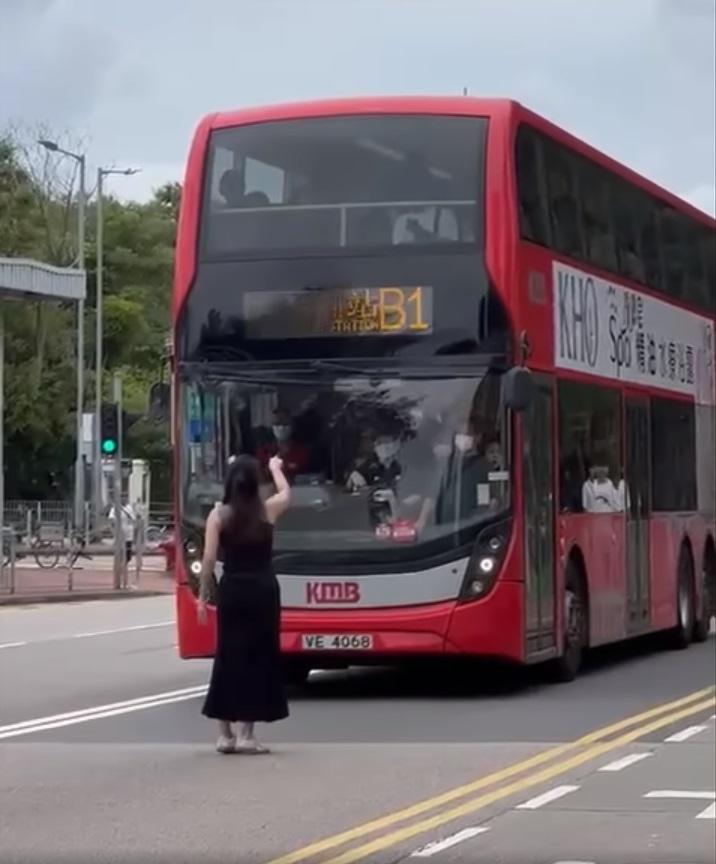 黑衣女子向車廂裡的乘客喝道,要「褪後D站啦」。(網片截圖)