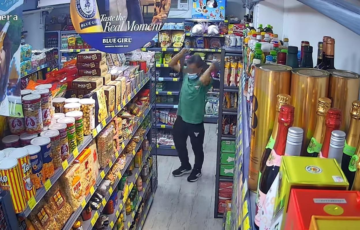 最終男子「滿載而歸」離開。(網片截圖)