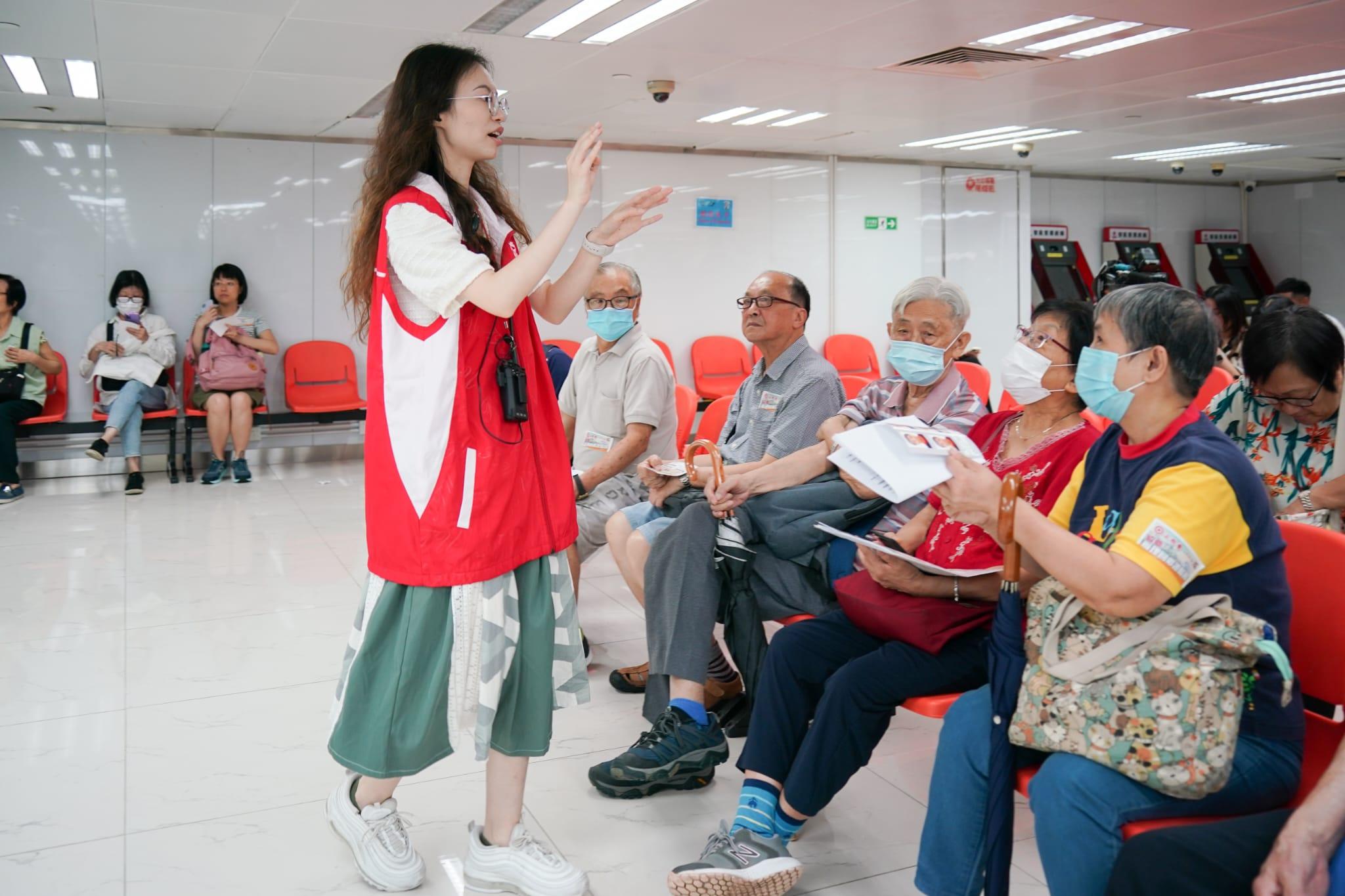 工聯會協助逾200名長者到中旅社的旺角臨時中心申辦續領回鄉證。(李睿哲攝)