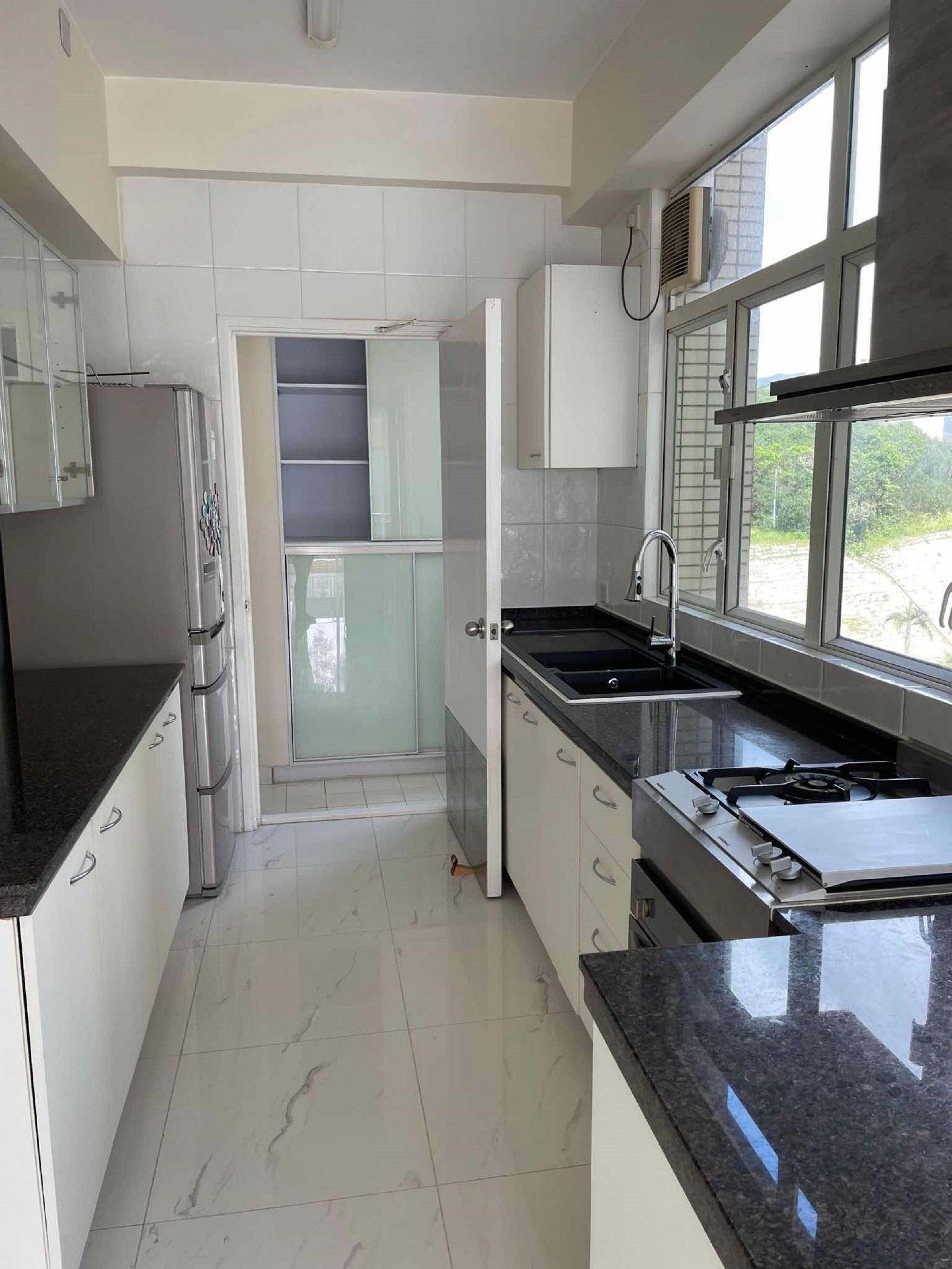 廚房面積十分闊落。