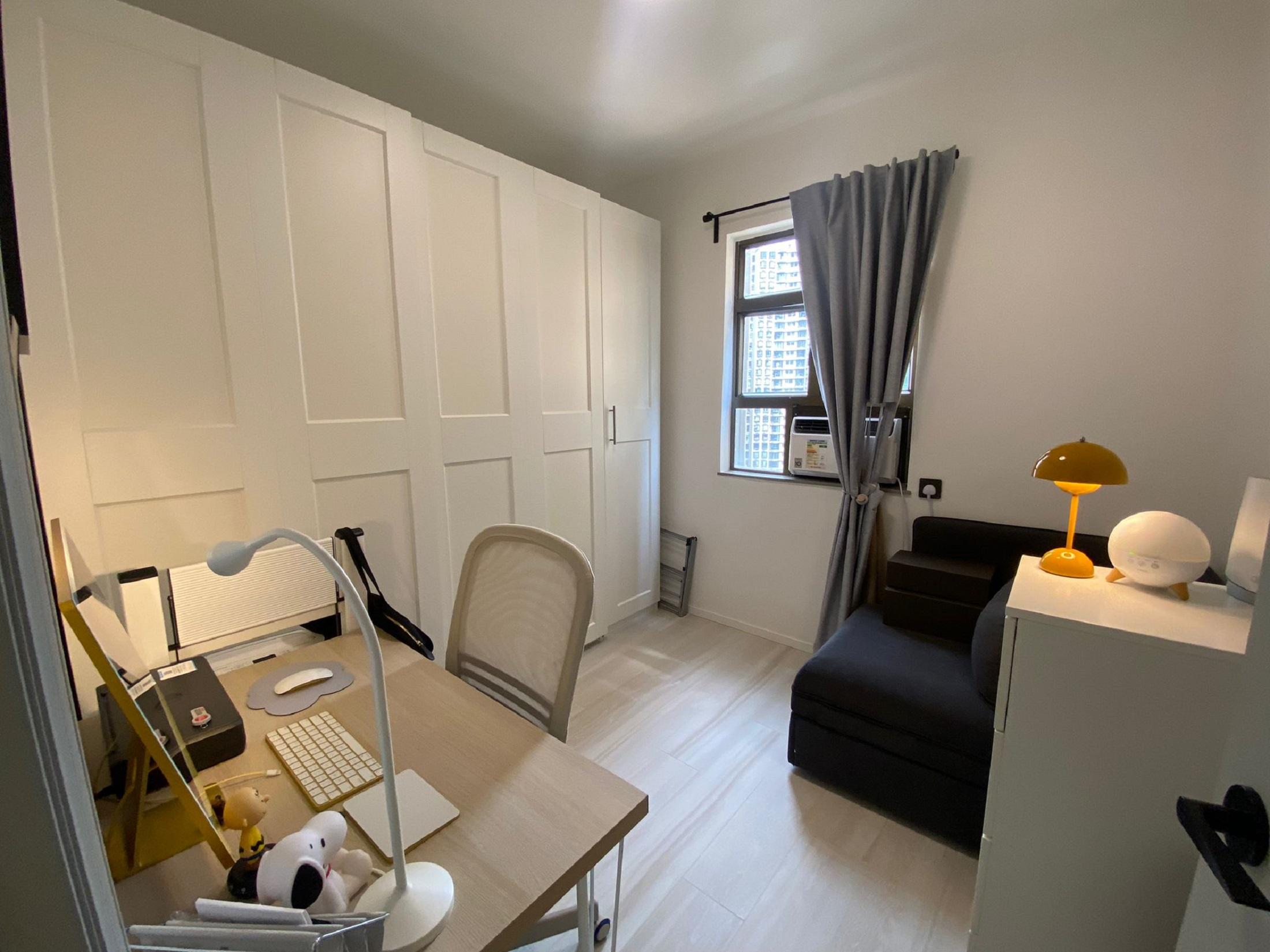 單位其中一個睡房作書房用途,淡雅裝潢,予人寧靜舒服感覺。