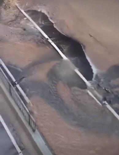 大量泥水如噴泉般不斷湧出路面。(網片截圖)