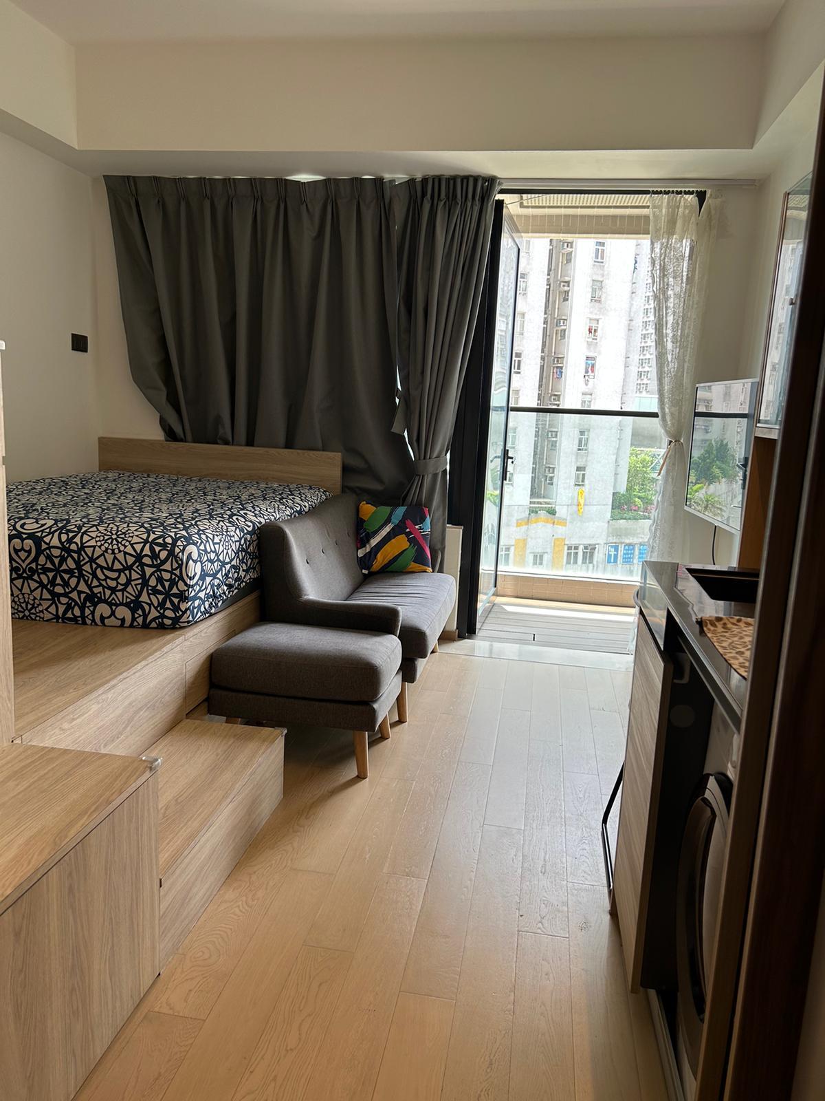 單位附設小露台,令全屋光猛通爽,亦方便晾曬衣物。