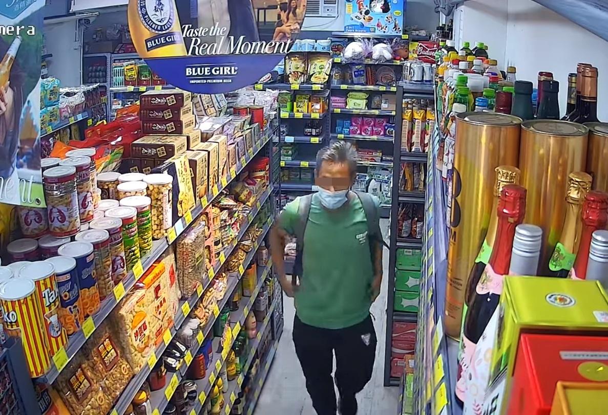 最終男子「滿載而歸」離開。(網片截圖)