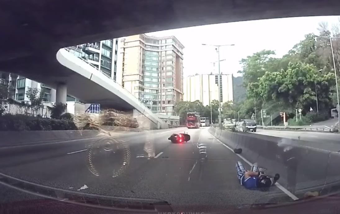 龍翔道鐵騎士急煞車倒地翻滾。(網片截圖)