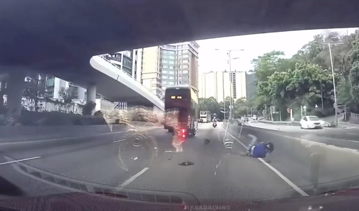 龍翔道鐵騎士急煞車倒地翻滾。(網片截圖)