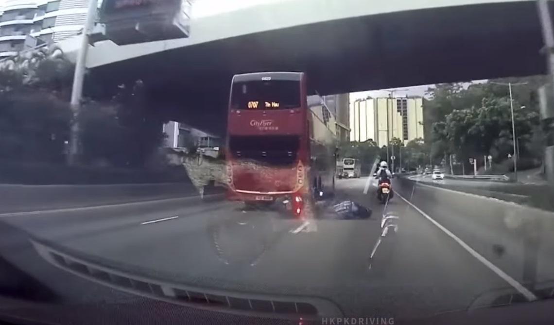 龍翔道鐵騎士急煞車倒地翻滾。(網片截圖)