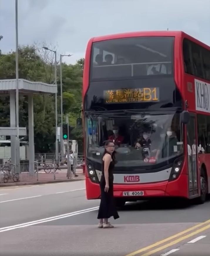 黑衣女子回頭望向指罵她的市民,(網片截圖)