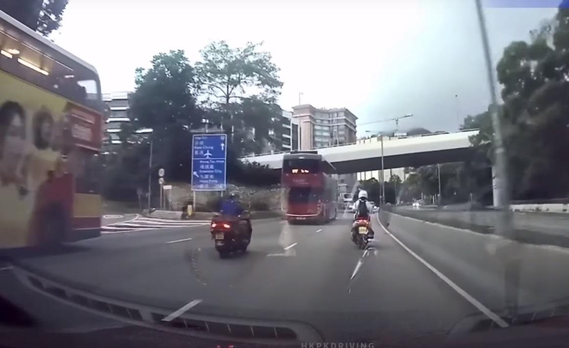 龍翔道鐵騎士急煞車倒地翻滾。(網片截圖)