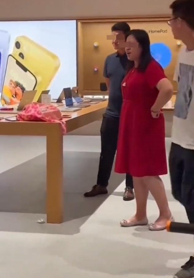 中年婦人雙手叉腰朗誦《滿江紅》等作品。(網片截圖)