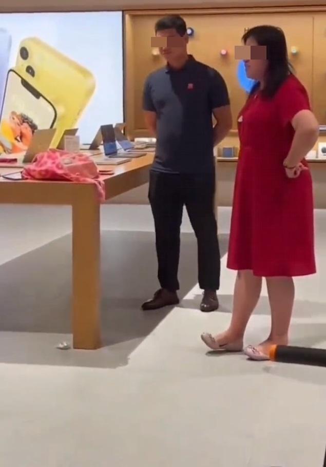 在旁的工作人員一臉尷尬。(網片截圖)