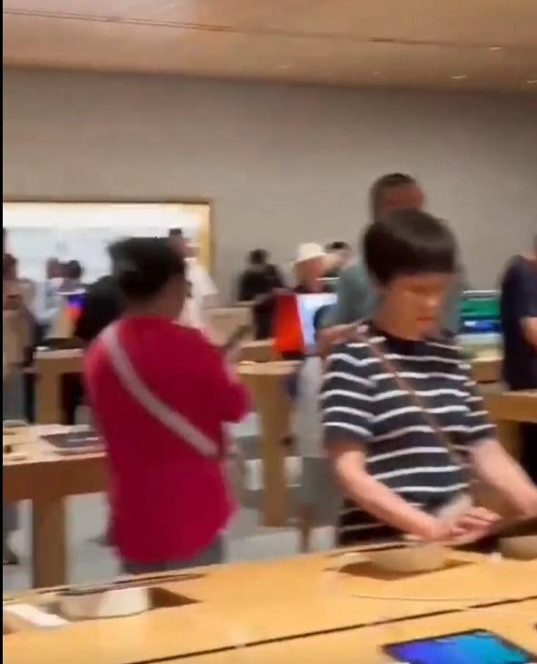 現場大部分顧客未有理會。(網片截圖)