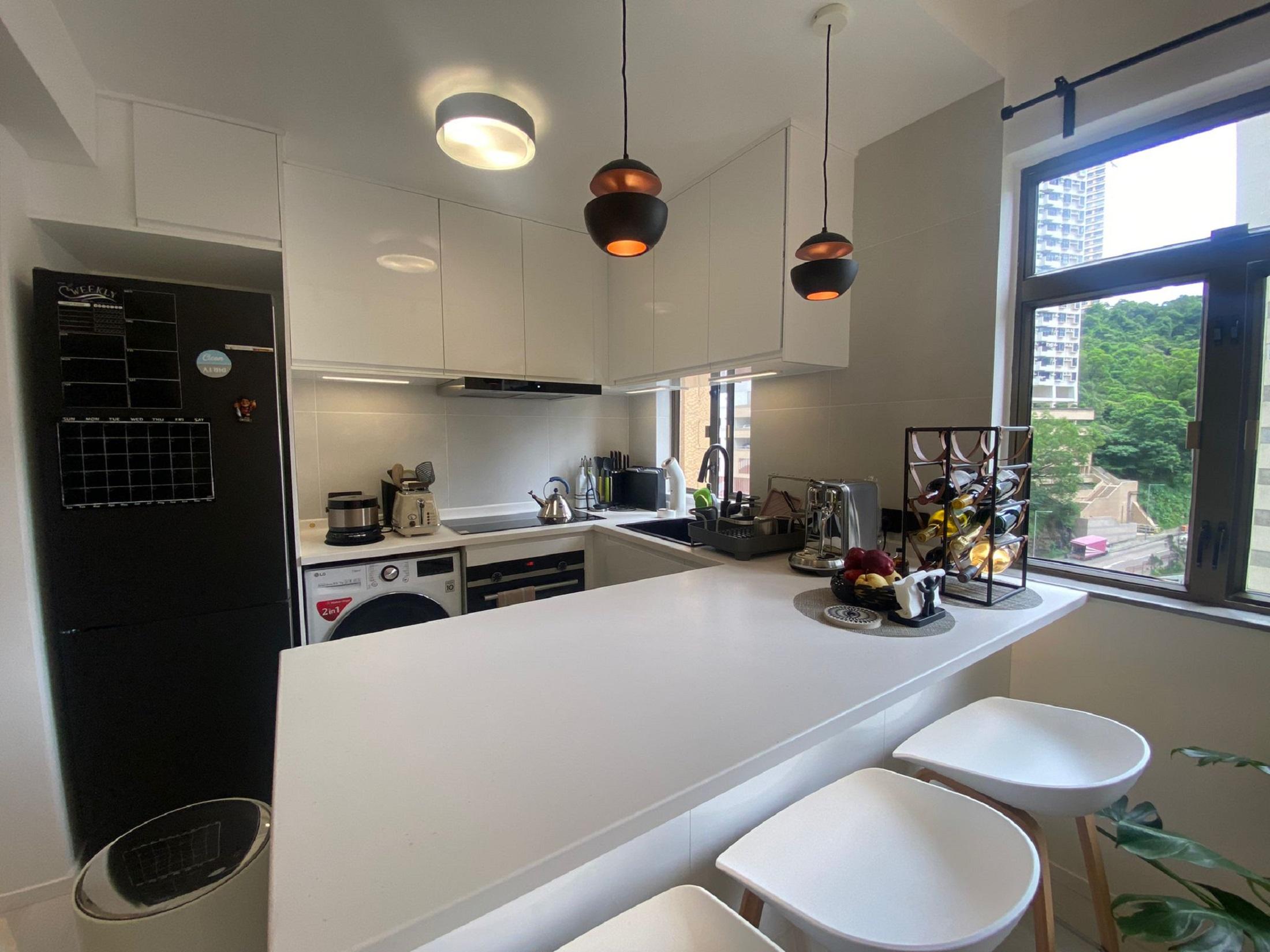 開放式廚房設有中島櫃,空間足夠5至6人用餐。