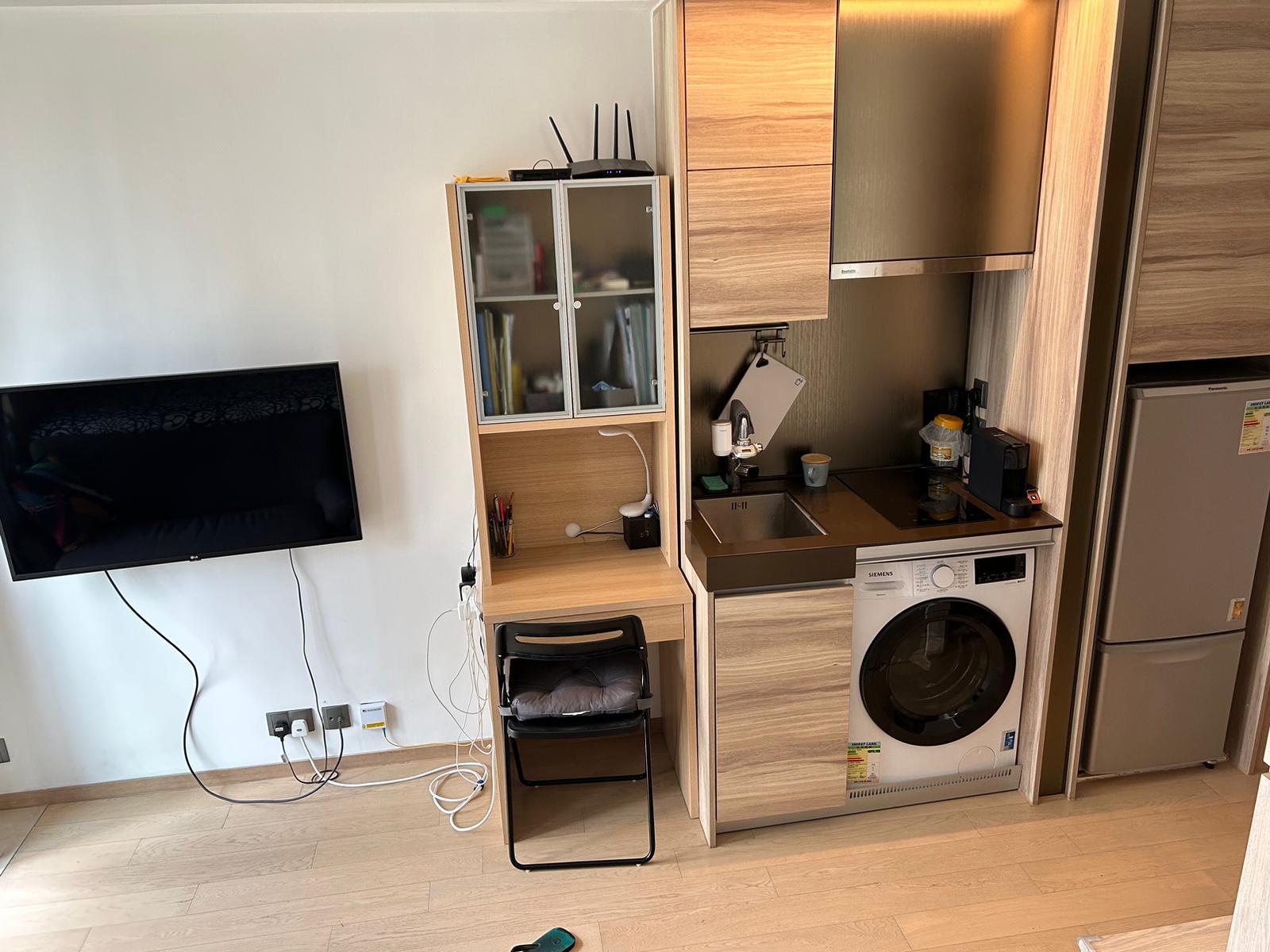 小小的開放式廚房,有齊基本下廚設備,旁邊更設有小書枱。