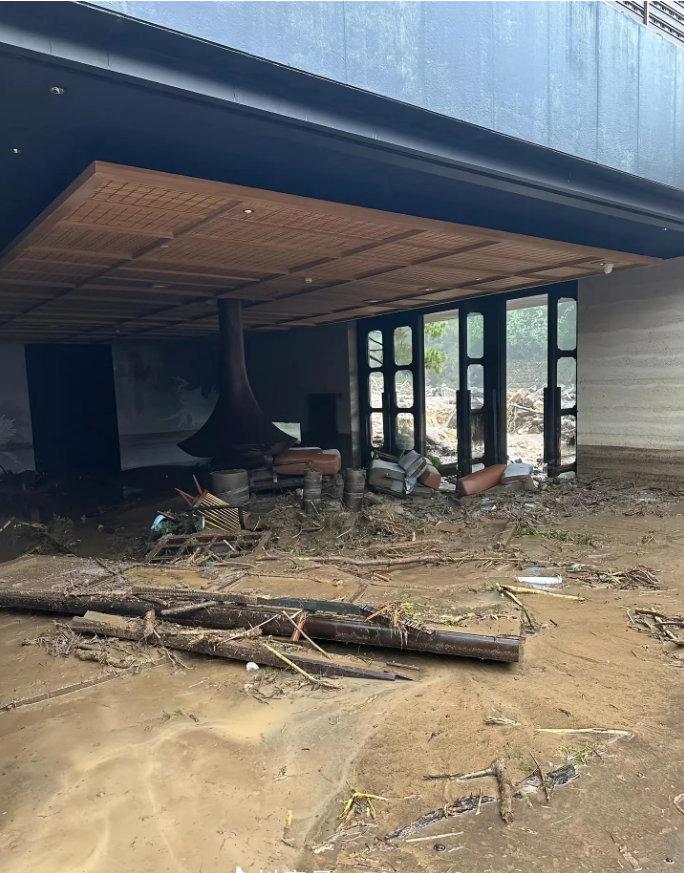 被洪水沖毀的北京悉曇酒店設施一片狼藉,樹木、雜物及淤泥佈滿一地。(網上圖片)