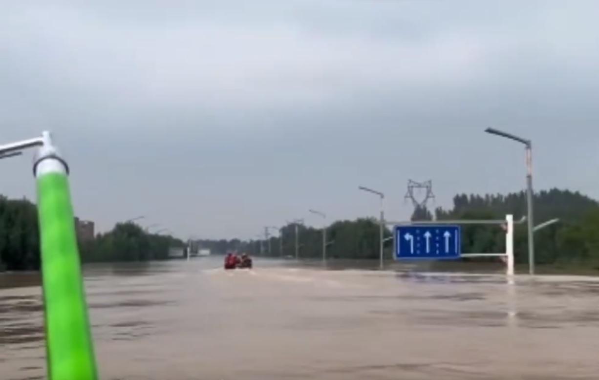 河北涿州積水區道路水深達6米,接近紅綠燈高度。(網上圖片)