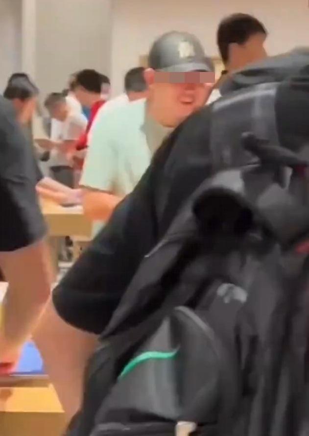 現場大部分顧客未有理會。(網片截圖)