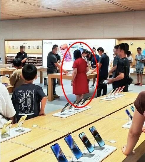大媽闖進蘋果專賣店砸毀產品,並痛罵使用iPhone的人都是漢奸。(網上截圖)
