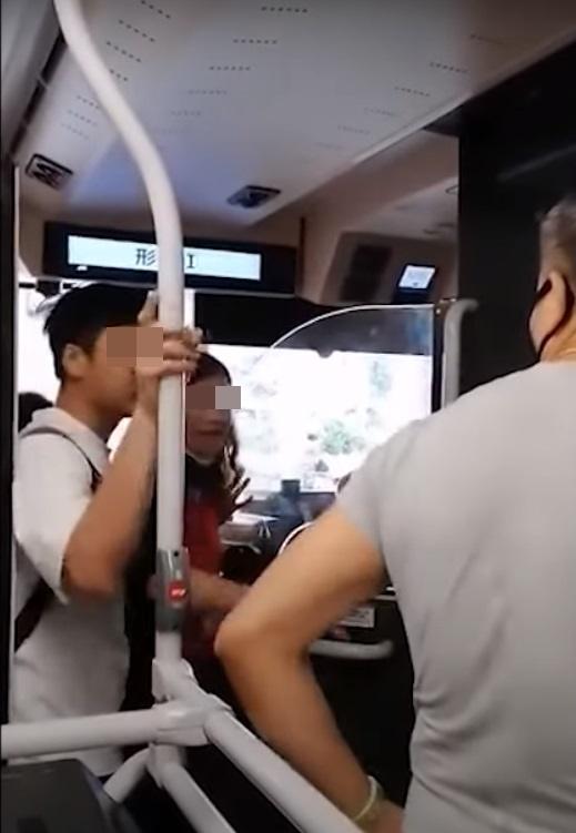 躁漢指女車長「唔識揸車」,女車長反駁「依家係我揸車唔係你揸車」。(網片截圖)