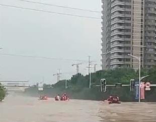 河北涿州積水區道路水深達6米,當地救援人員坐船轉移受災羣眾。(網上圖片)