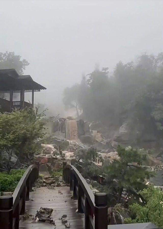 酒店室外多處造景亦遭洪水沖毁,橋上有多片的碎石塊。(網上圖片)
