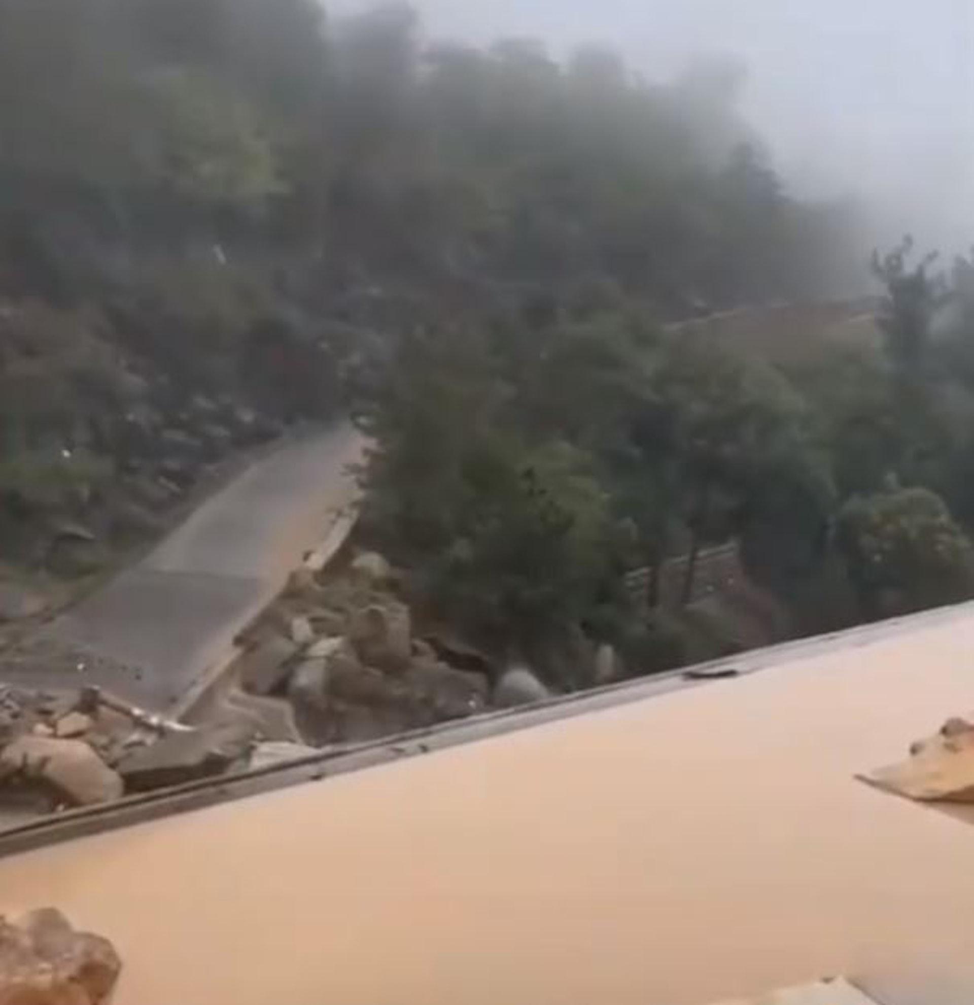 露天無邊泳池變得泥濘不堪等。(網上圖片)