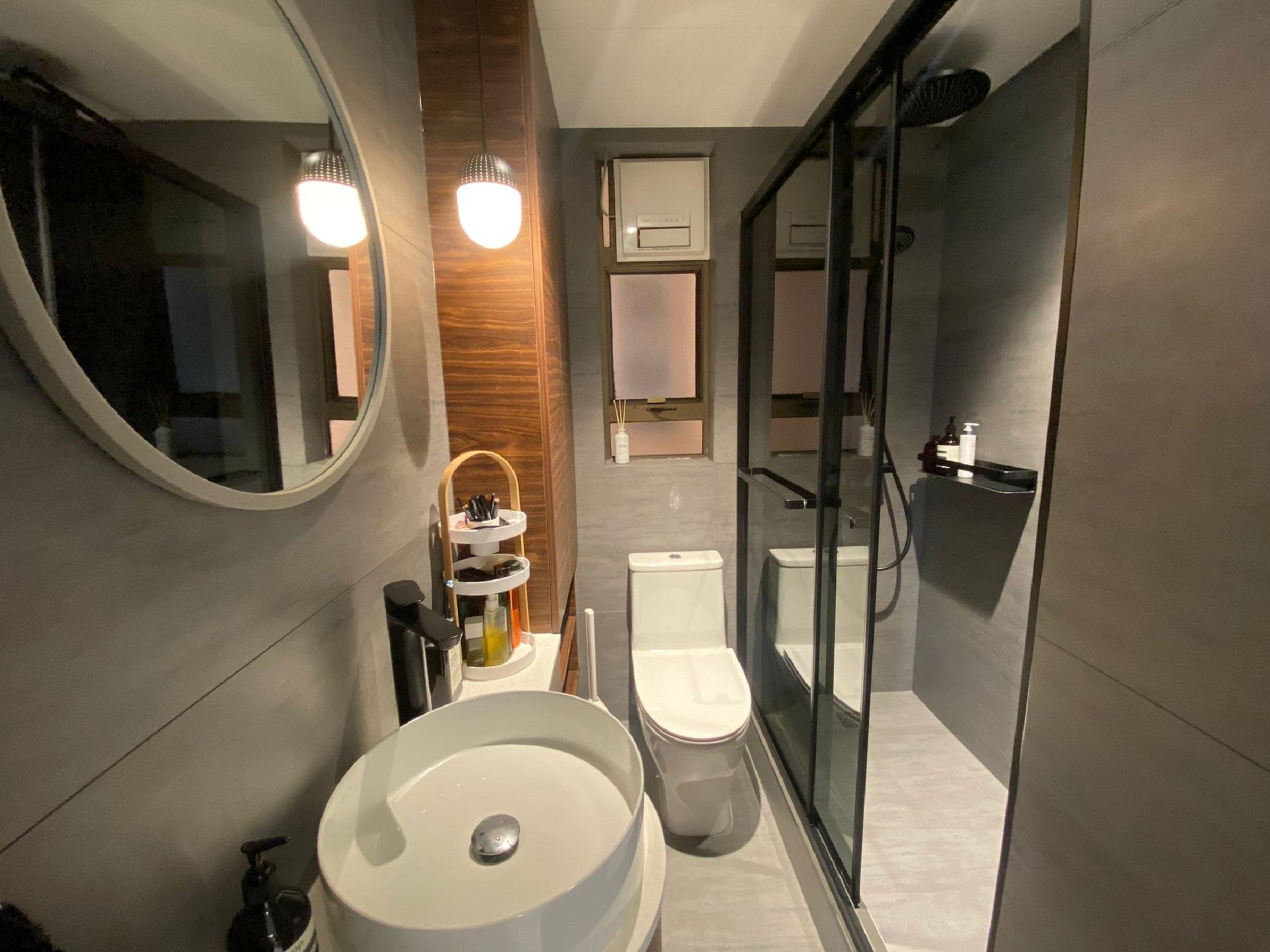 水泥灰主調的浴室,新淨型格。