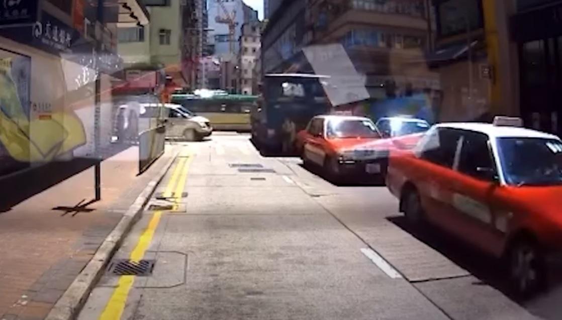 男子在貨車前攝車罅過馬路被撞倒。(網片截圖)