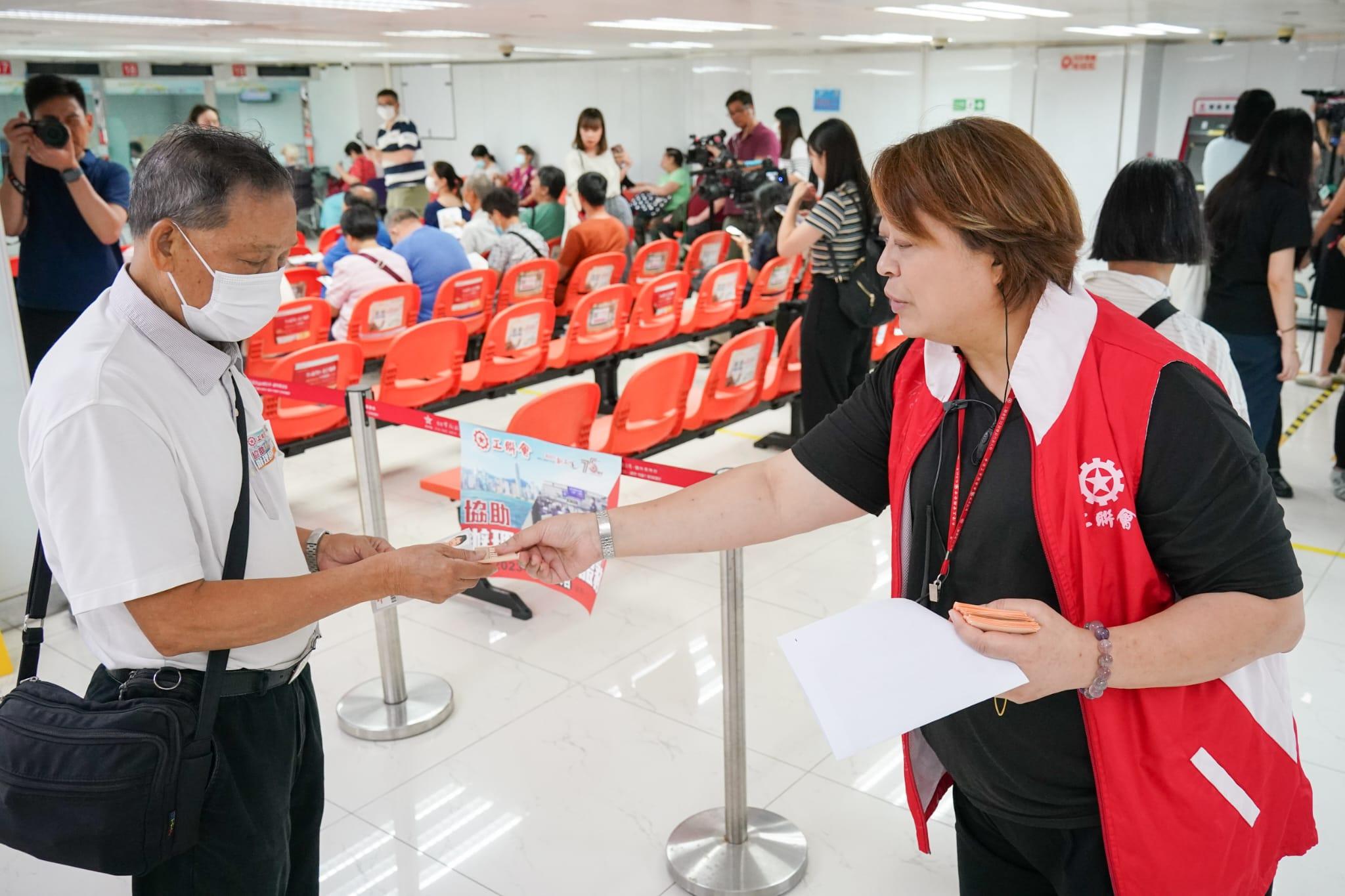 工聯會協助逾200名長者到中旅社的旺角臨時中心申辦續領回鄉證。(李睿哲攝)