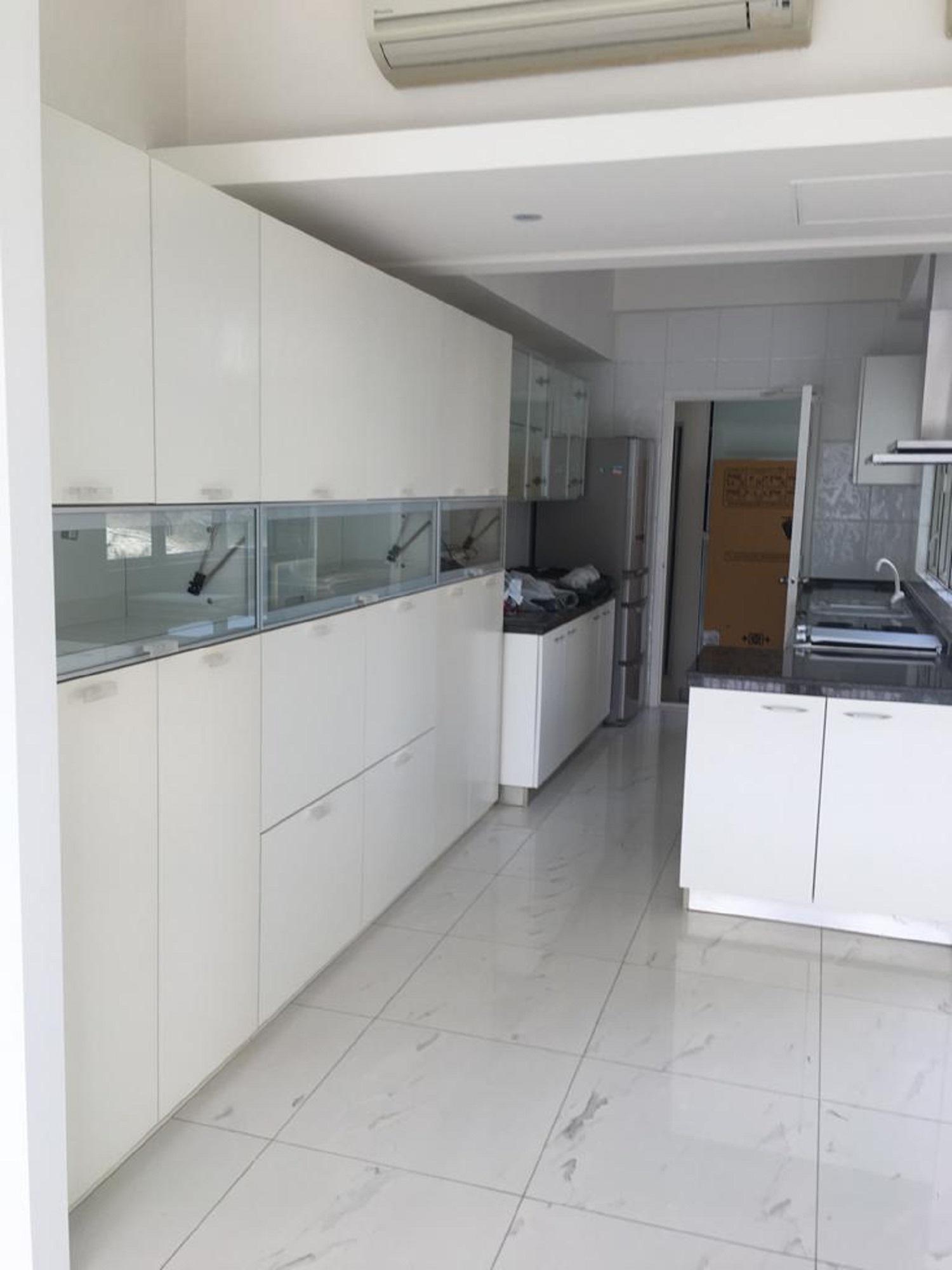 廚房旁設有不少儲物櫃,收納空間充裕。