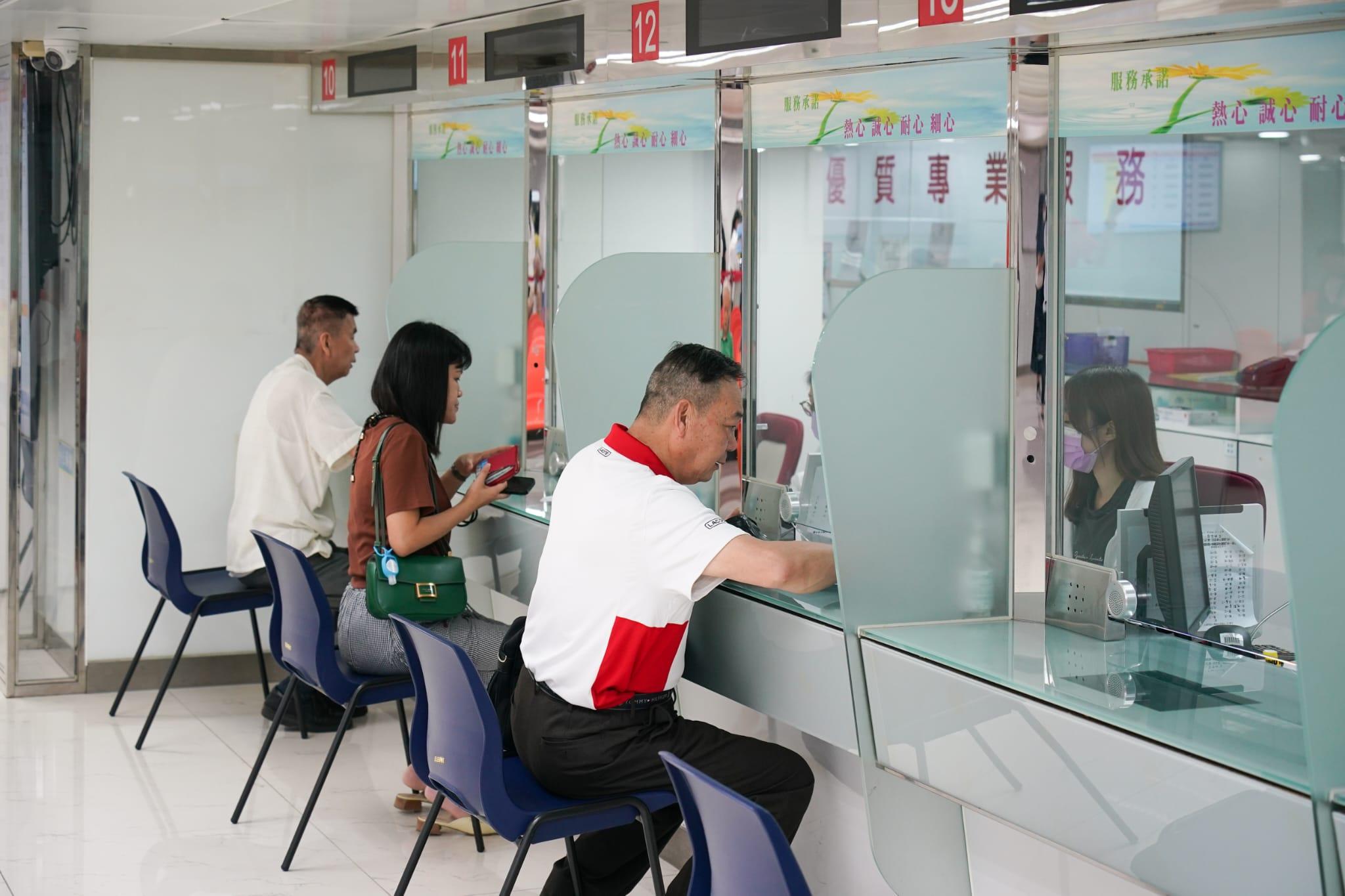 工聯會協助逾200名長者到中旅社的旺角臨時中心申辦續領回鄉證。(李睿哲攝)