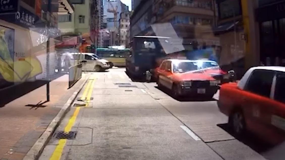 男子被貨車撞倒捲車底。(網片截圖)