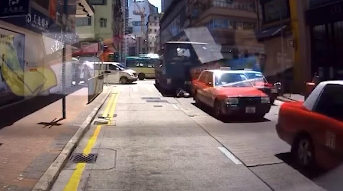 男子被貨車撞倒捲車底。(網片截圖)