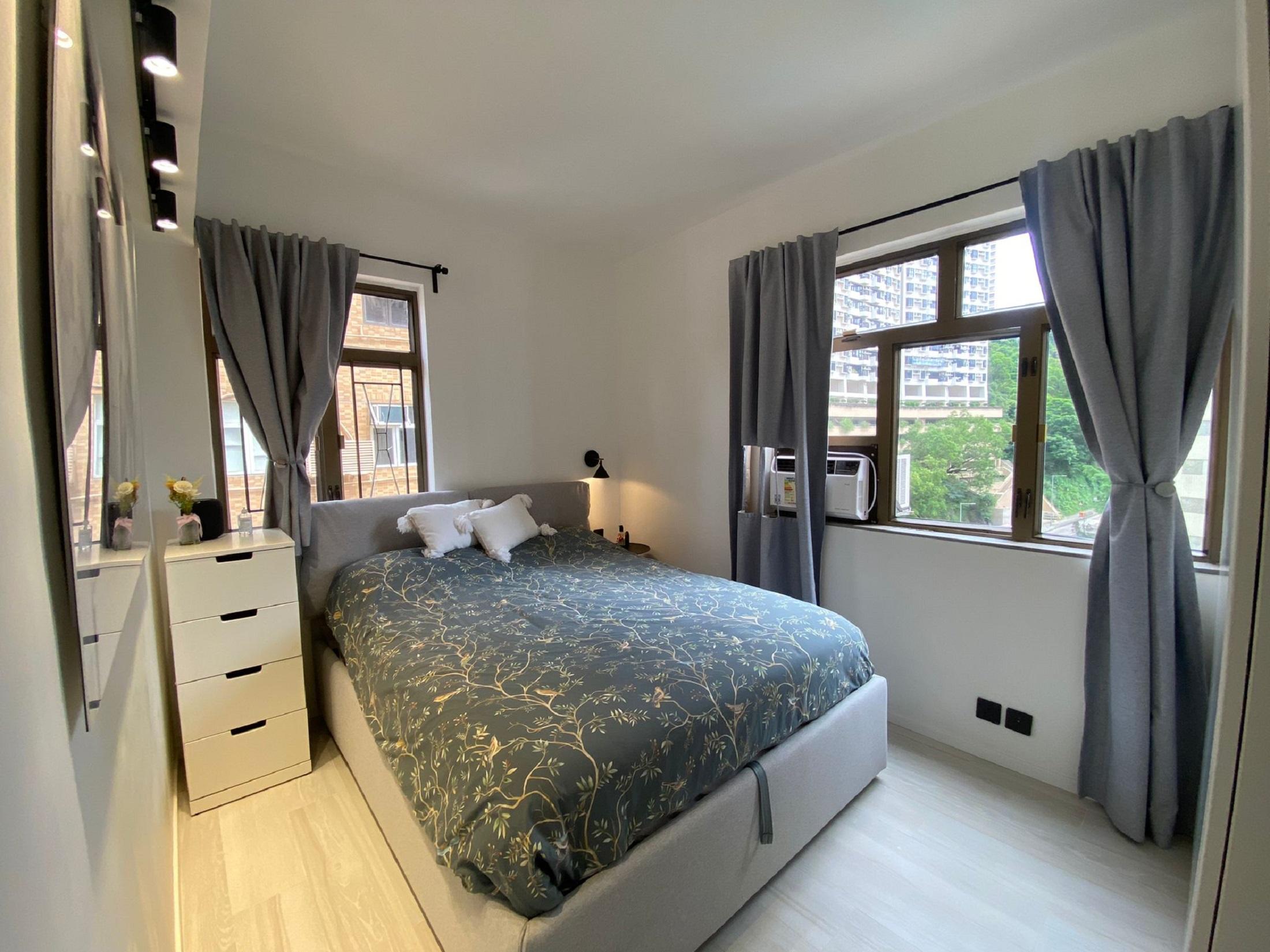 主人房設有兩邊窗戶,令室內充滿明亮的自然光。